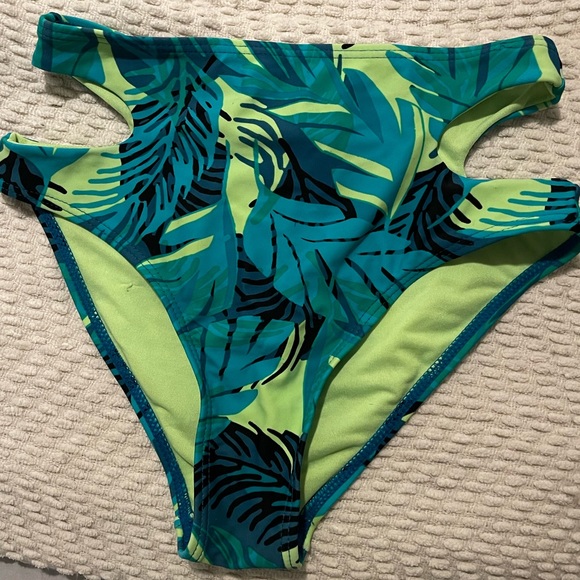 Xhilaration Other - Bikini bottoms💚